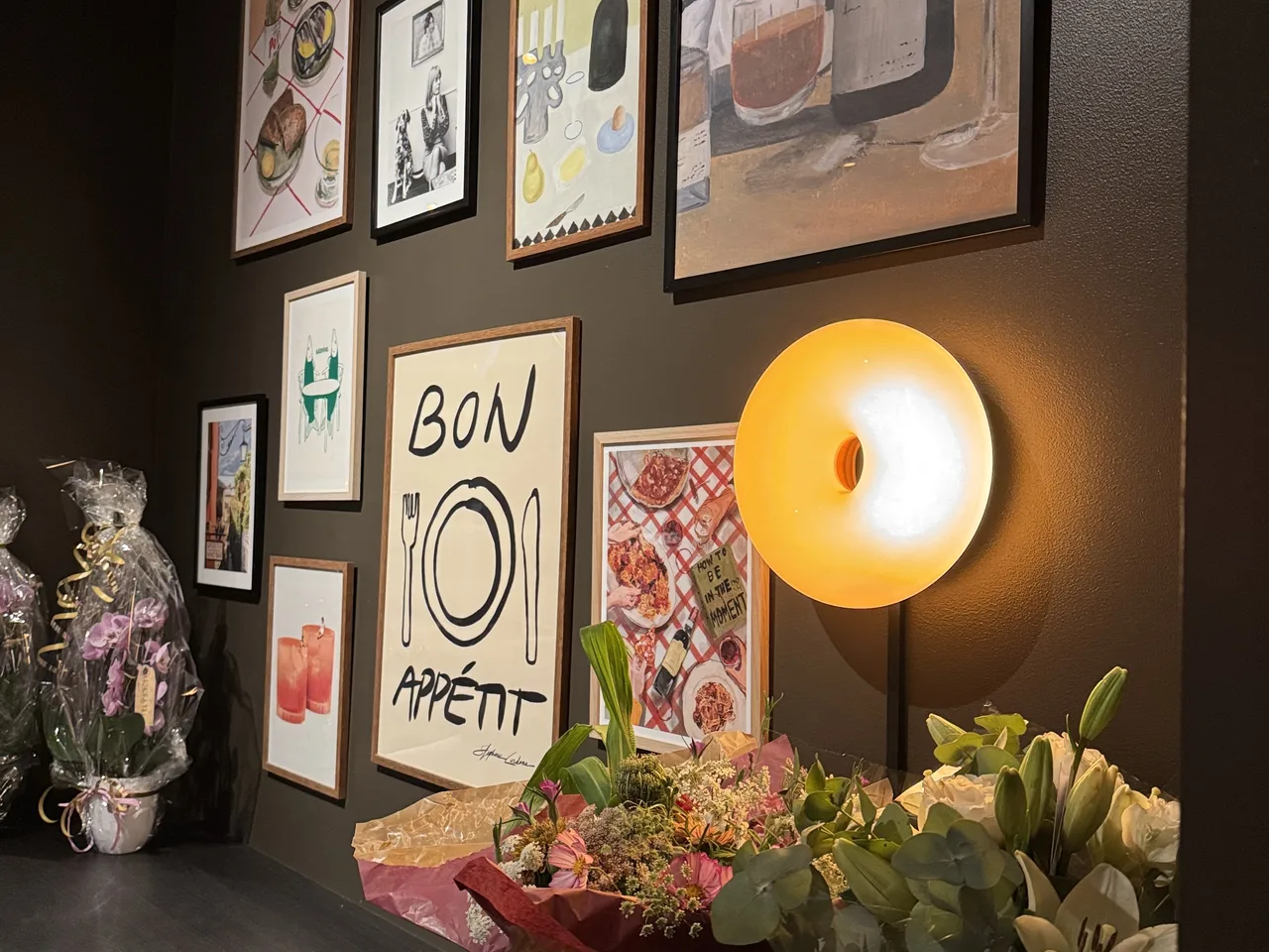 Tavelvägg i bistron med Bon Appétit-poster