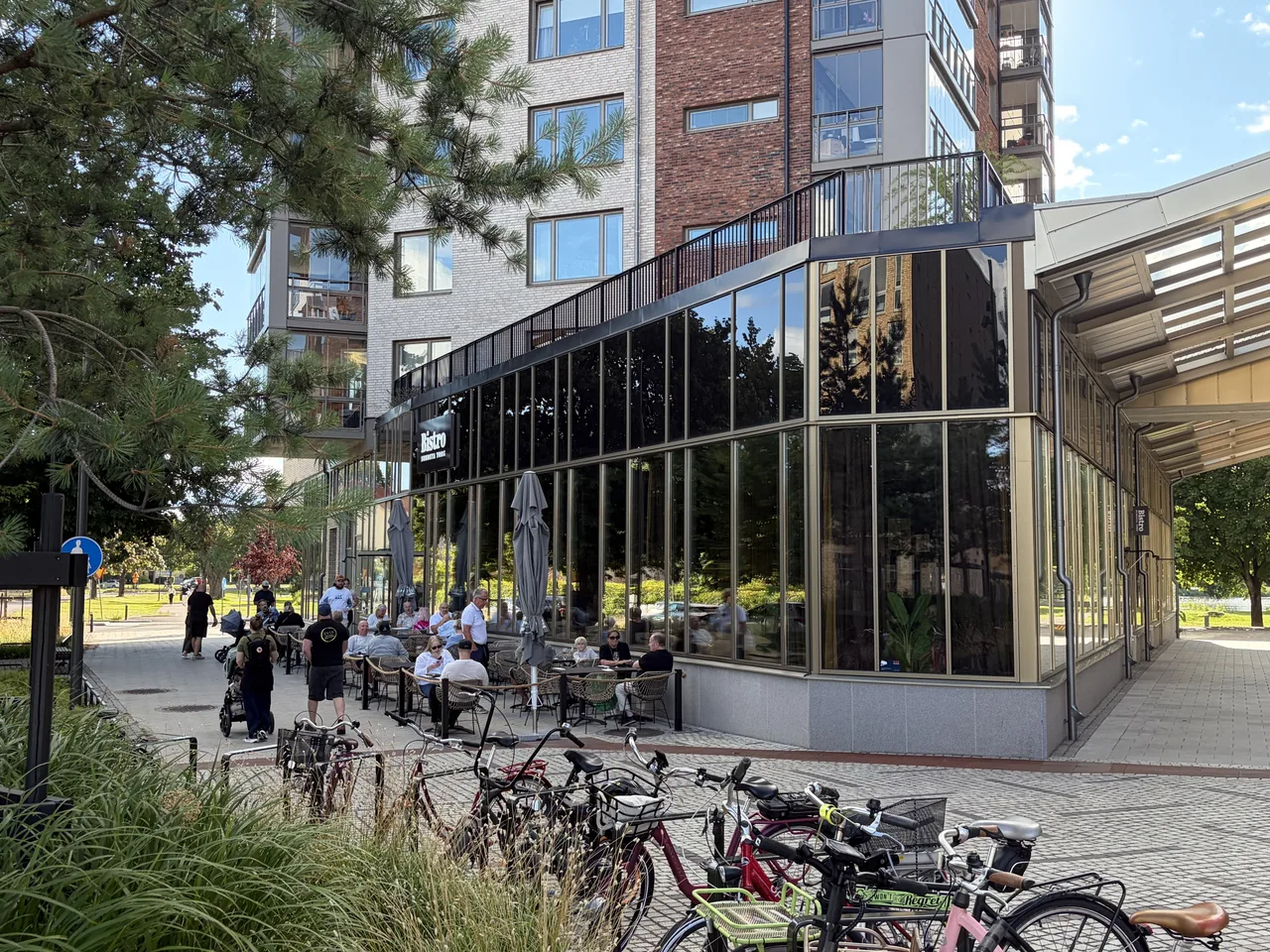 Bistrons uteservering vid Sundsta torg
